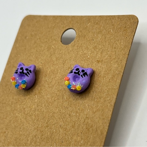 Purple donut cat with flower necklace stud earrings - Picture 3 of 3